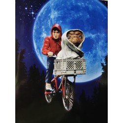 E.T. The Extra-Terrestrial E.T. & Elliott with Bicycle NECA Authentic Figure